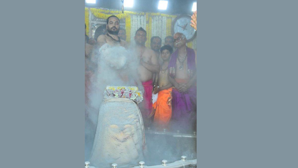 Mahakal Temple Ujjain: सुबह दूल्हे के रूप में सजाया, दोपहर में रमाई भस्म, महाकाल ने दिए भक्तों को दर्शन