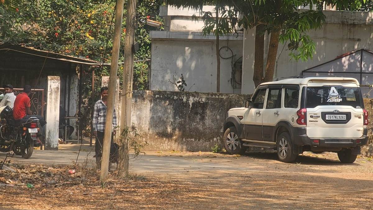 छत्तीसगढ़ में ईओडब्ल्यू का Raid Day... कई सरकारी अधिकारियों के घर मारा छापा