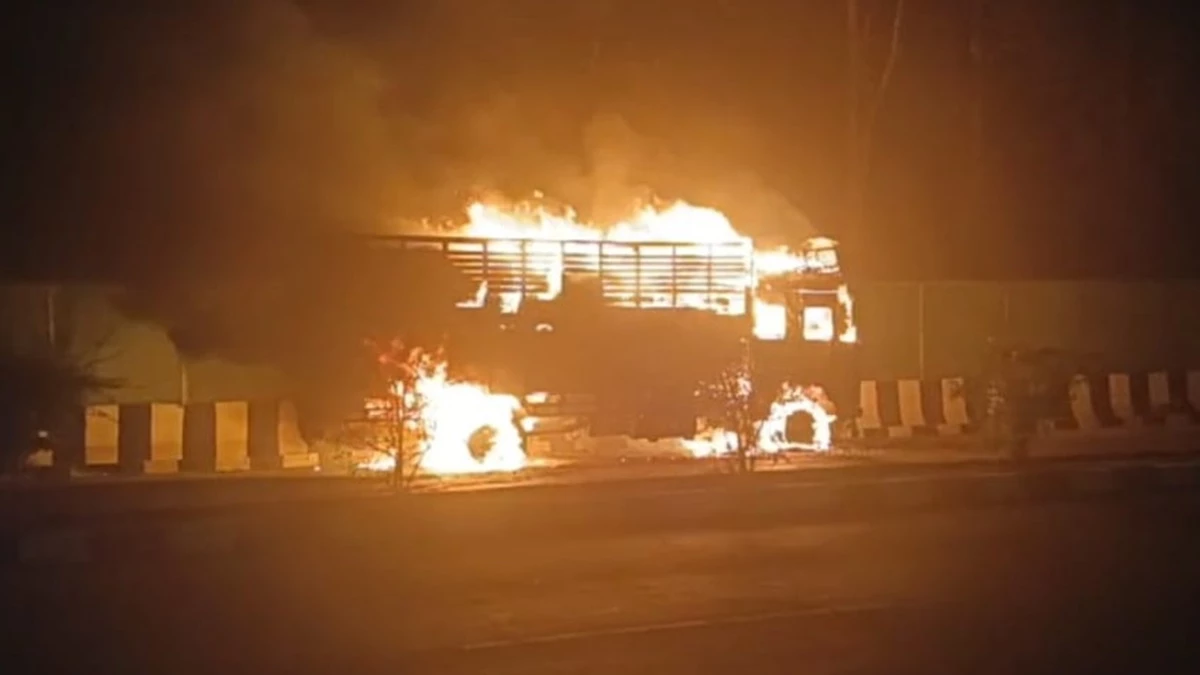 सिवनी में नेशनल हाईवे पर अचानक जलने लगा ट्रक, ड्राइवर और हेल्पर ने कूदकर  बचाई जान - Truck Catches Fire on National Highway in Seoni Driver and  Helper Escape