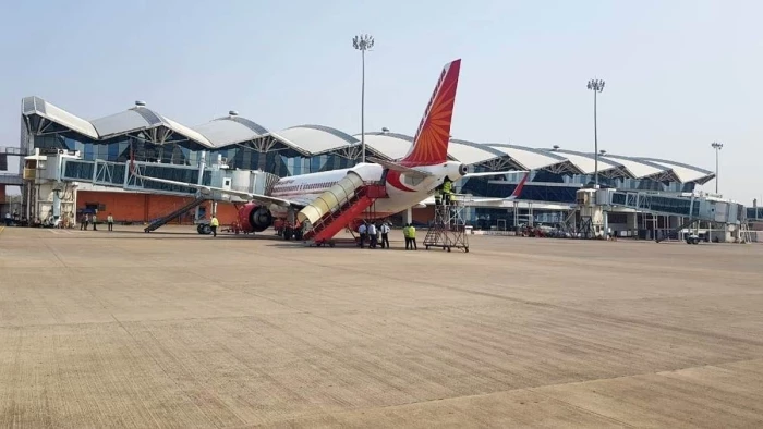 इंदौर एयरपोर्ट पर रनवे का पिघला डामर, 20 मिनट बाधित रही उड़ानें, दो उड़ानों को भोपाल किया डायवर्ट