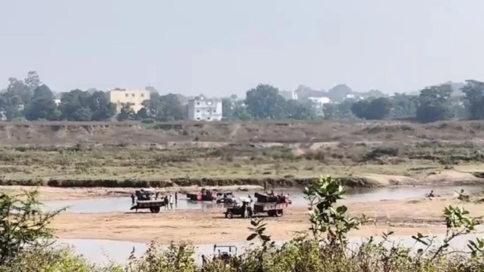 प्रशासन बेबस... माफिया बेखौफ, बिलासपुर में नदी के घाटों पर धड़ल्ले से चल रहा रेत चोरी का 'खेल'