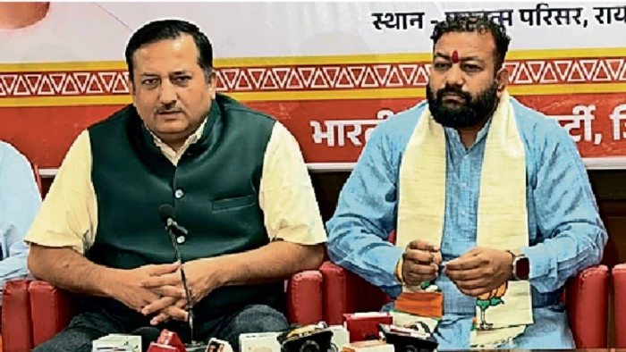 दुर्ग में अफीम की खेती पर सियासी घमासान, बैकफुट पर भाजपा... मोर्चे पर कांग्रेस