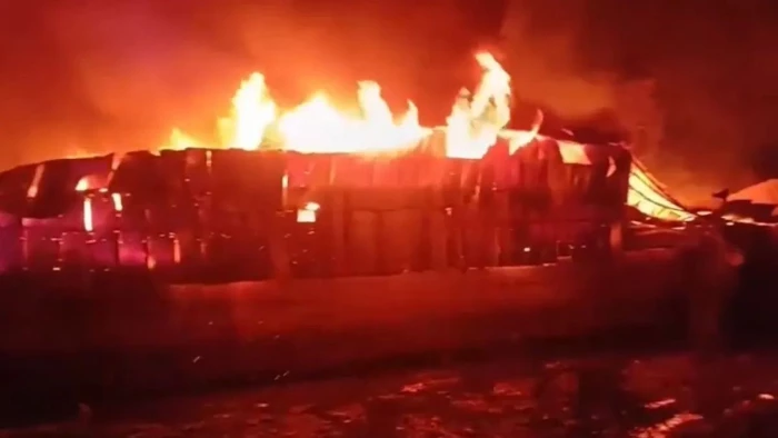 भोपाल में चर्बी उबालने की अवैध फैक्ट्री में भड़की आग, 4 दमकल गाड़ियों ने आधे घंटे में पाया काबू, 10 किमी दूर तक दिखा धुआं