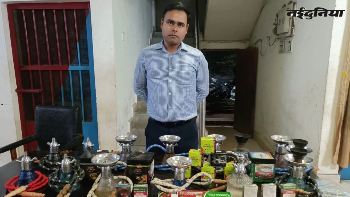 होटल की छत पर चल रहा था हुक्का बार, पुलिस के पहुंचते ही फ्रीज में छुपा दिया चिलम और तंबाकू, हिरासत में मैनेजर