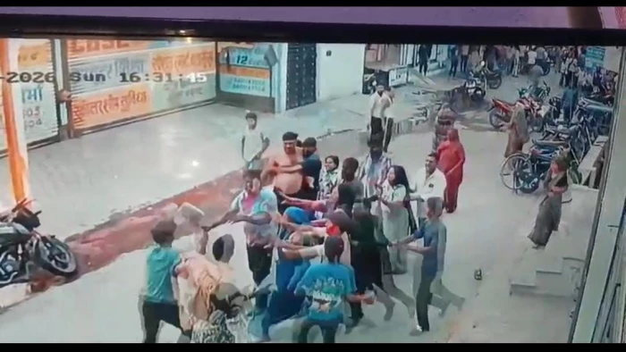 इंदौर में रंग लगाने की बात पर दो पक्षों में विवाद, चाकू-पत्थर से हमला