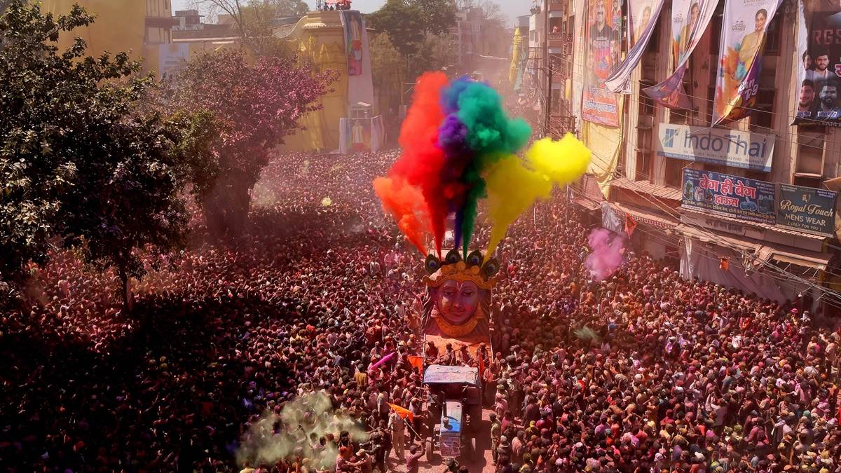 इंदौर के रंगपंचमी उत्सव में दिखा भागीरथपुरा कांड का असर, नेताओं के बगैर निकली गेर