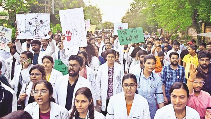 MP में स्टापेंड संशोधन लागू न होने पर मेडिकल कॉलेजों में 8 हजार डॉक्टर्स की हड़ताल, ओपीडी में नहीं हो रहा इलाज