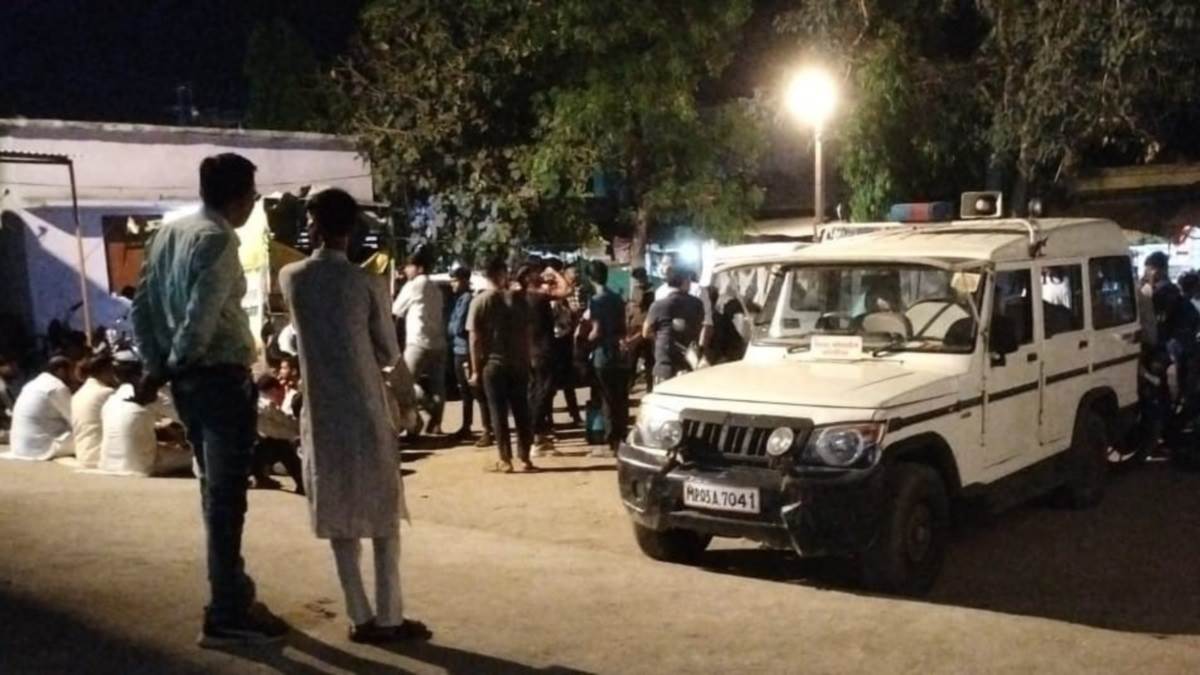 Guna News: एसआई ने युवक को मारे चांटे, हिंदु संगठनों ने थाने का किया घेराव