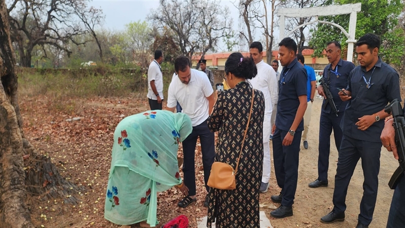 Lok Sabha Chunav 2024 : उमरिया में दिल्ली रवाना होने से पहले महुआ संग्राहकों से मिले राहुल गांधी