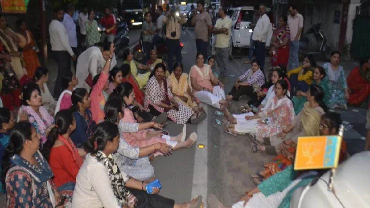 'विधायक जी बाहर आओ, मुंह न छिपाओ...', मंत्री के आवास पर महिलाओं का घेराव, नारेबाजी करते हुए फूट-फूटकर रोईं