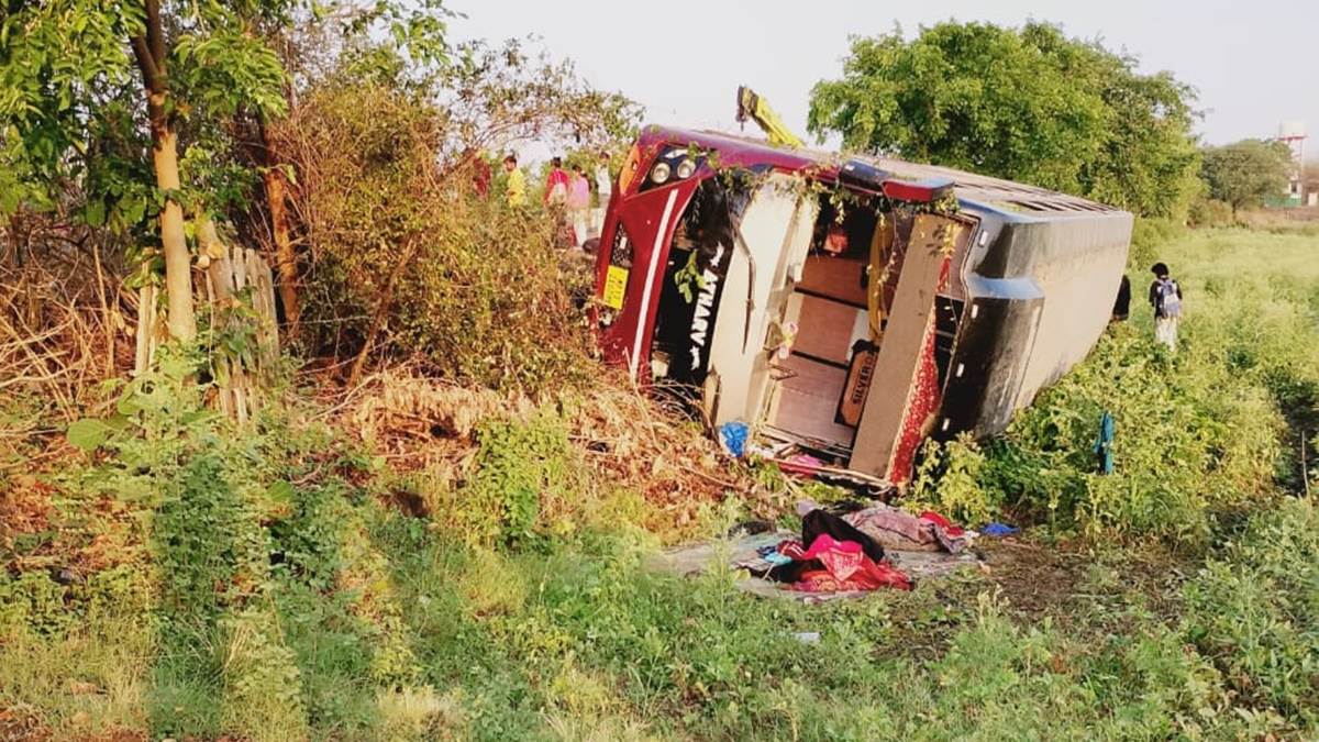 नेपाल से बेंगलुरु जा रही यात्री बस नरसिंहपुर में मुंगवानी के पास पलटी, एक दर्जन से अधिक यात्री घायल