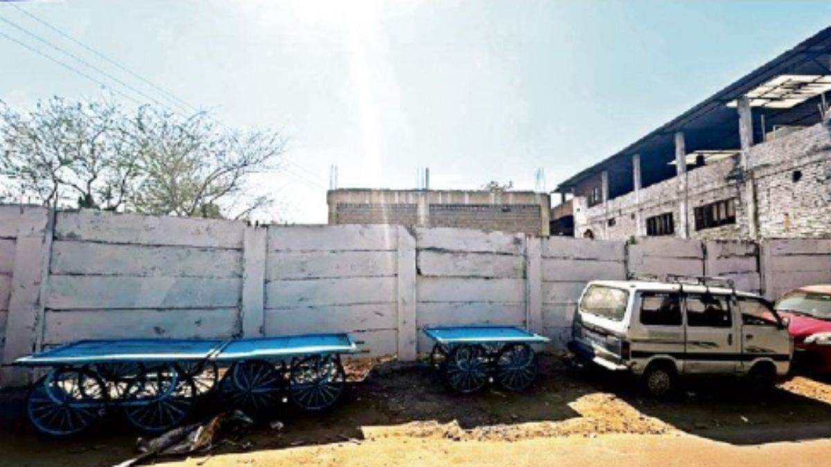 भोपाल में शौचालय निर्माण पर रेलवे ने खड़ी की दीवार, अब नगर निगम ने ठोका मालिकाना हक