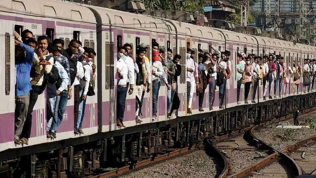 Train Accident in Thane: ठाणे रेलवे स्टेशन पर बड़ा हादसा, चलती ट्रेन से गिरे यात्री... 3 की मौत, पढ़ें पूरी घटना - thane mumbra train accident several passengers fell off pushpak express