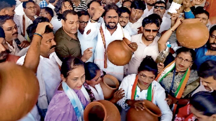 बिलासपुर में जल संकट पर बवाल: गंदा पानी लेकर निगम पहुंचे कांग्रेसी... फोड़े मटके; महापौर के इस्तीफे की मांग