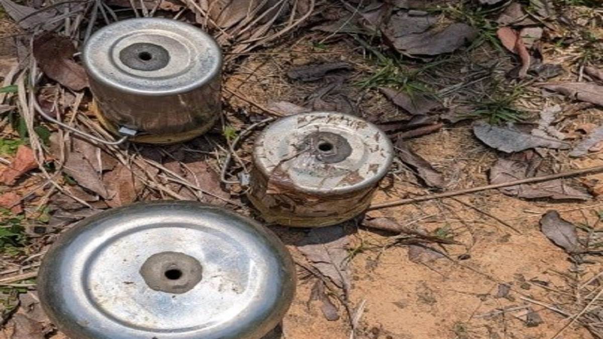 Bijapur: हर्रा-अर्रा के जंगलों से भारी मात्रा में माओवादी सामग्री और आईईडी बरामद, माओवादियों का बड़ा डंप ध्वस्त, 21 प्रकार के सामान जब्त