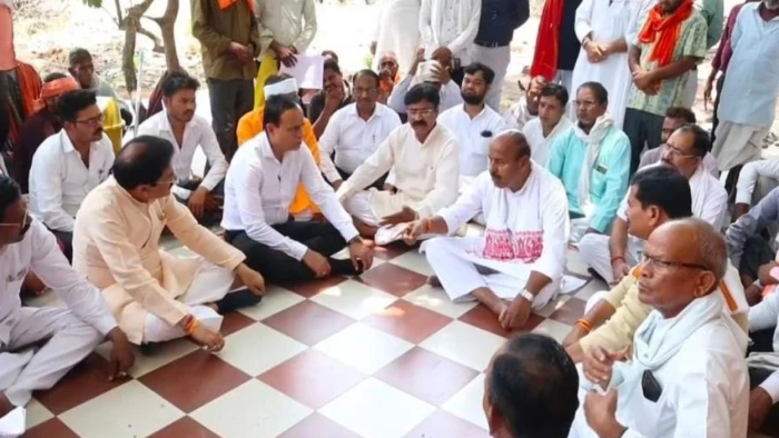 टीकमगढ़ में भड़के केंद्रीय मंत्री: सांसद निधि से बने अटल सभागार में देखा घटिया निर्माण, बिना उद्घाटन किए ही लौटे वापस