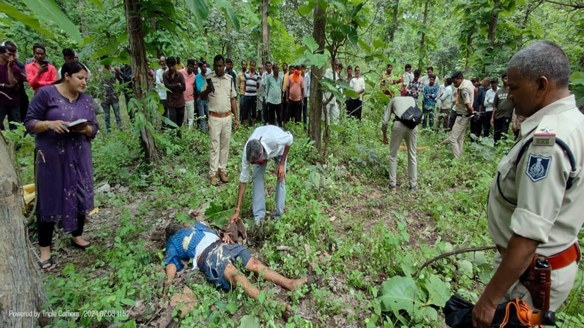 Mhow News:  अतिक्रमण हटाने के दौरान भाजपा पार्षद और पुलिस में झड़प, लिया हिरासत में