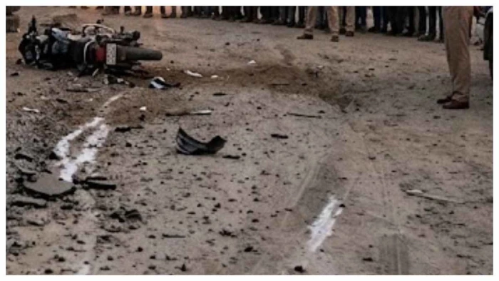 बनारस मार्ग पर सड़क हादसा: तीन युवकों की मौत, पहिए में फंसकर 100 मीटर तक घिसटता चला गया एक युवक