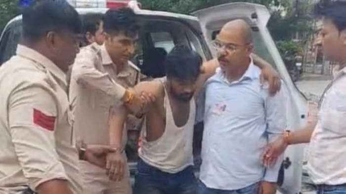 उज्जैन के अस्पताल से पुलिस को चकमा देकर भागा धोखाधड़ी का आरोपी, ऊंचाई से कूदने पर घायल