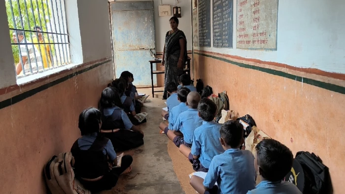 जर्जर स्कूल भवन से भविष्य दांव पर, एक कमरे में संचालित हो रहीं तीन कक्षाएं, बरामदे में पढ़ रहे बच्चे