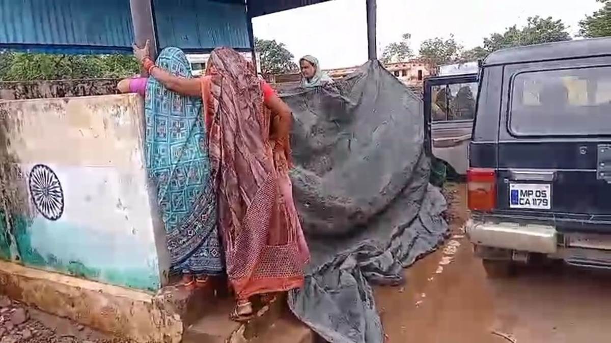 गांव में नहीं पहुंची 108 एंबुलेंस, यात्री प्रतीक्षालय में महिला को हुआ प्रसव, 10 दिन पहले पति की हुई थी मौत