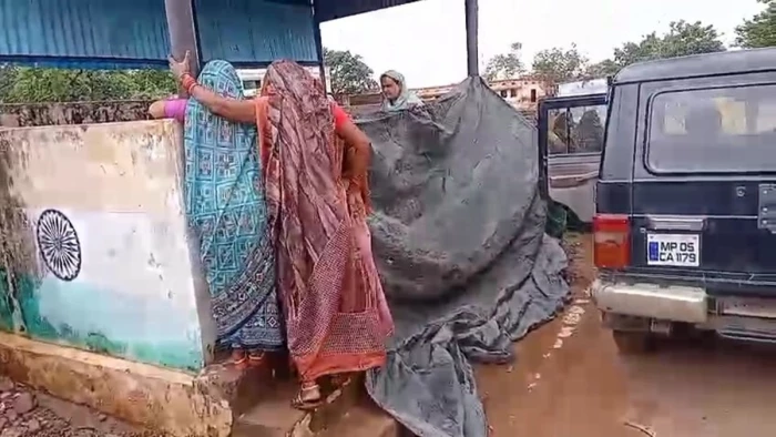 गांव में नहीं पहुंची 108 एंबुलेंस, यात्री प्रतीक्षालय में महिला को हुआ प्रसव, 10 दिन पहले पति की हुई थी मौत