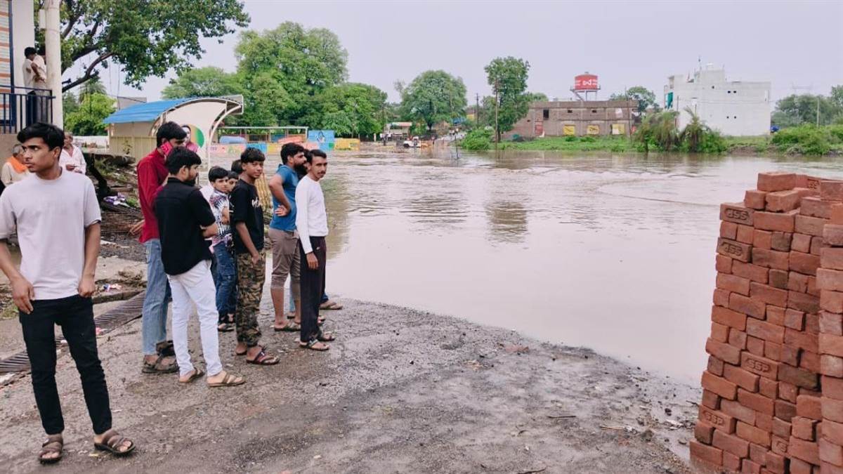 देवास में बेहरी से निकली गुनेरा नदी के रपटे पर पानी से छह घंटे बंद रहा मार्ग, लगातार दूसरे दिन बारिश से जनजीवन अस्त-व्यस्त