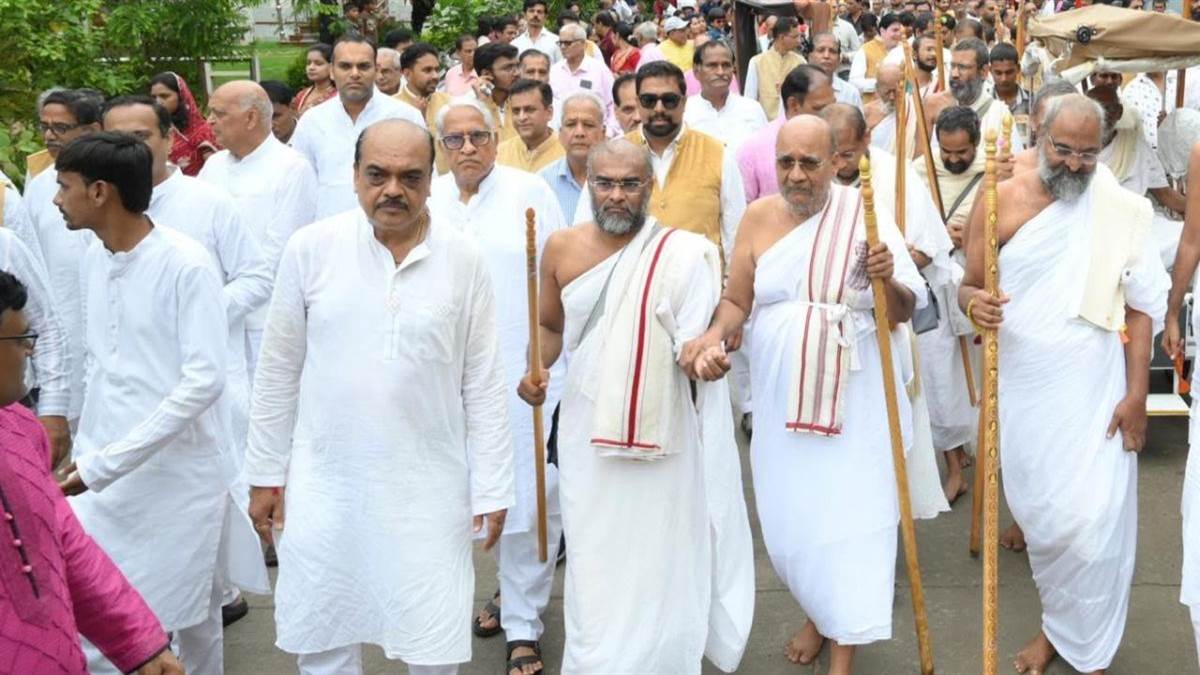 श्वेतांबर देवसुर तपागच्छ के 81 जैन संतों का इंदौर में प्रवेश, गुरुओं की अगवानी के लिए जुटे समाजजन श्वेतांबर देवसुर तपागच्छ के 81 जैन संतों का इंदौर में प्रवेश, गुरुओं की अगवानी के लिए जुटे समाजजन