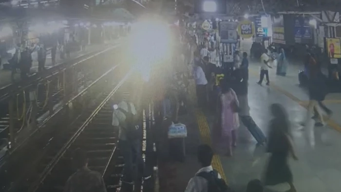 Video: ट्रेन आते ही बीच ट्रैक पर आया युवक, ड्राइवर ने इमरजेंसी ब्रेक लगाकर बचाया, जबलपुर स्‍टेशन पर मचा हड़कंप