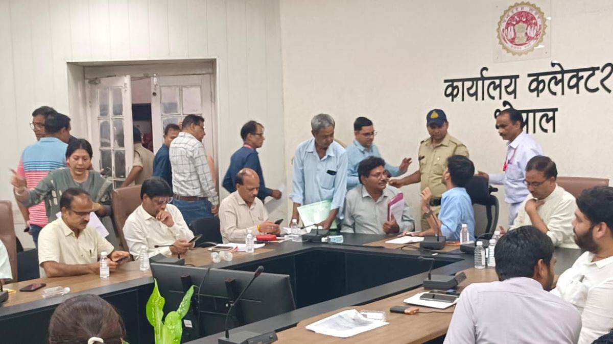 भोपाल में पहली विशेष कॉलोनी जनसुनवाई में फूटा जनता का गुस्सा, बिल्डरों पर धोखाधड़ी के आरोप;  200 से ज्यादा शिकायतें पहुंची