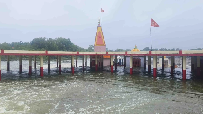 नागदा में चंबल नदी उफान पर, मां चामुंडा मंदिर तक पहुंचा पानी; पहली बरसात में ही चारों डैम ओवरफ्लो