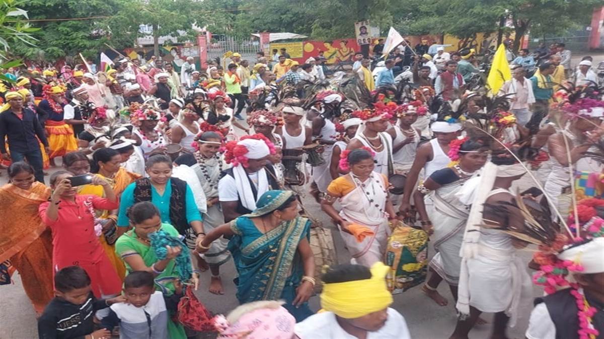 आदिवासियों ने रैली निकालकर प्रकृति देवता को आमंत्रित किया,बड़ी संख्या में जुटे आदिवासी