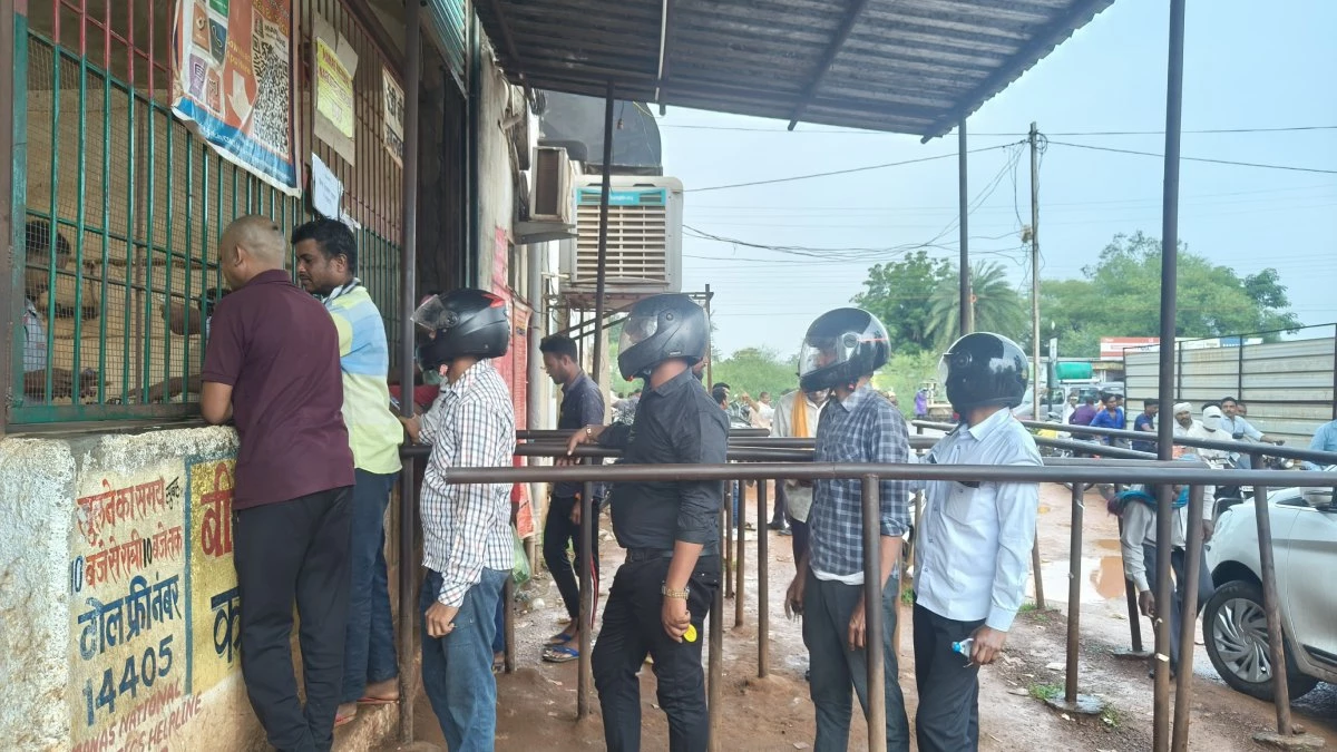 CG News: बालोद जिले में बिना हेलमेट के नहीं मिलेगी शराब और पेट्रोल, प्रशासन ने लिया सख्त फैसला