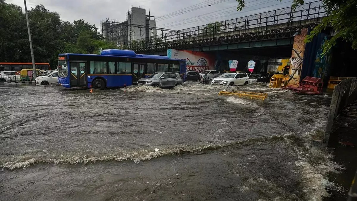 Weather News Today: दिल्ली-एनसीआर में भारी बारिश, जानें कैसा रहेगा आपके राज्य में मौसम का हाल