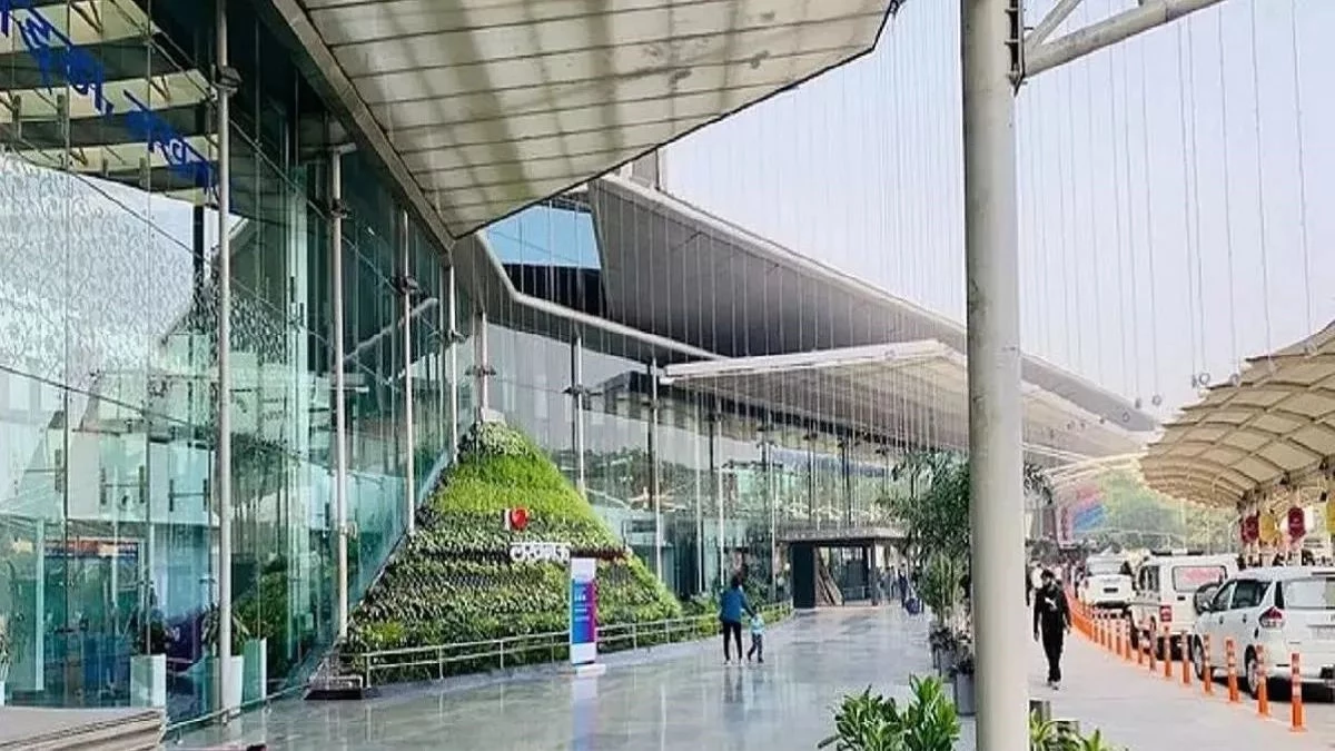Lucknow Airport News: यात्रियों को असुविधा के लिए खेद है... 2400 करोड़ के टर्मिनल-3 में फिर पानी टपका, विजिटर पास बंद, सुरक्षा बढ़ी
