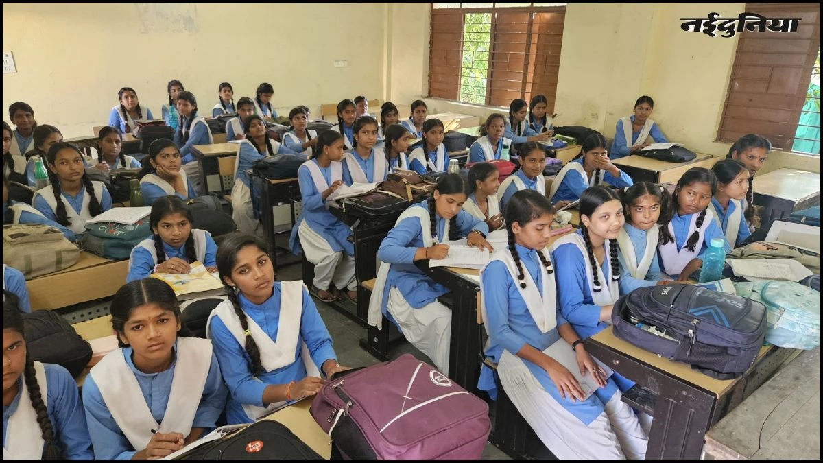 जहरीले सांप उगल रहा सागर का स्कूल, 15 दिन में निकले 29 सांप, दहशत के कारण कक्षाएं बंद