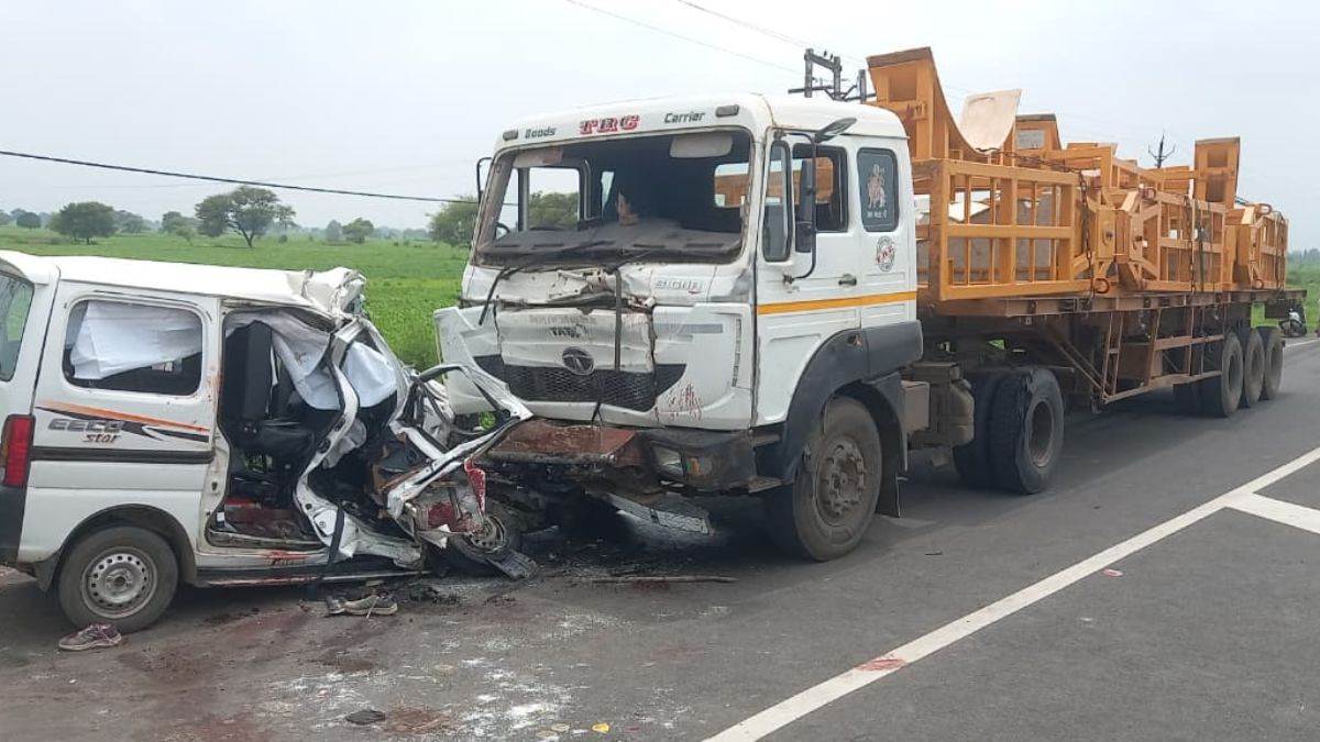 धार में भीषण हादसा : महाकाल के दर्शन कर लौट रहे गुजरात के युवकों की वैन को ट्रॉले ने मारी टक्कर, छह की मौत