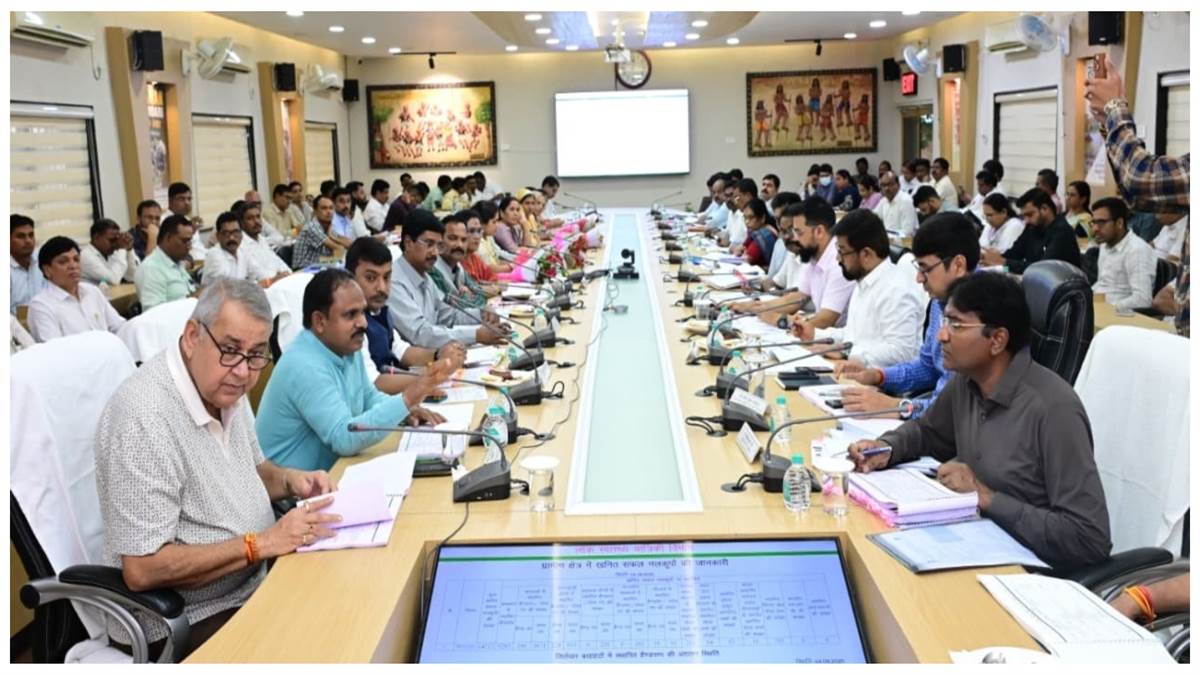 तीन घंटे चला विकास कार्यों को लेकर मंथन, नदारद चार अधिकारियों पर भड़के उप मुख्यमंत्री: शोकॉज नोटिस जारी