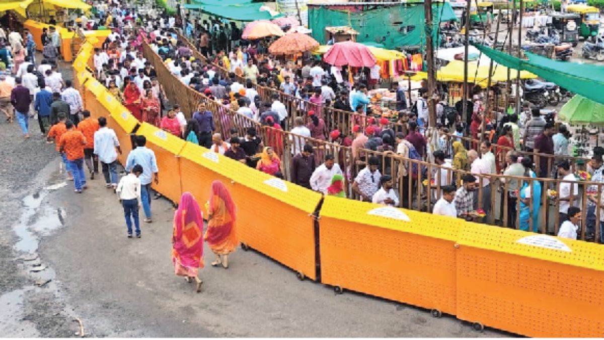 कालभैरव मंदिर में बदली दर्शन व्यवस्था, वीआईपी गेट के सामने बनाया जिगजेग, श्रावण में बड़ी संख्या में उज्जैन पहुंच रहे श्रद्धालु