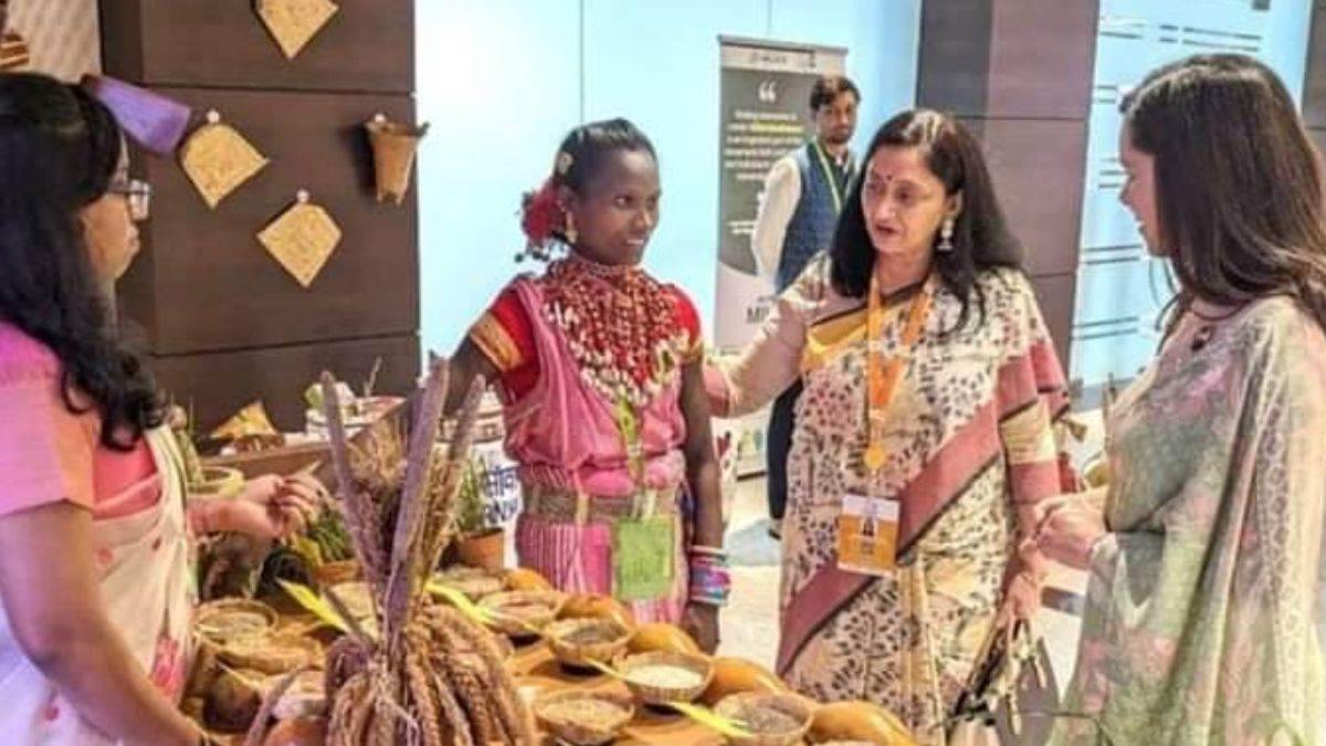 जी20 के कार्यक्रम स्थल पर बैगा महिला लहरी बाई ने मोटे अनाज उत्पाद की प्रदर्शनी लगाया है। लहरी बाई ने मोटे अनाज के बीज को संरक्षित करने के लिए बीज बैंक तैयार किया है।