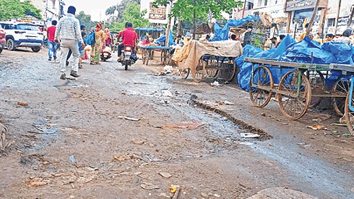 Gwalior Potholes News: गड्ढों को हादसे का इंतजार, चुप्पी साधे जिम्मेदार