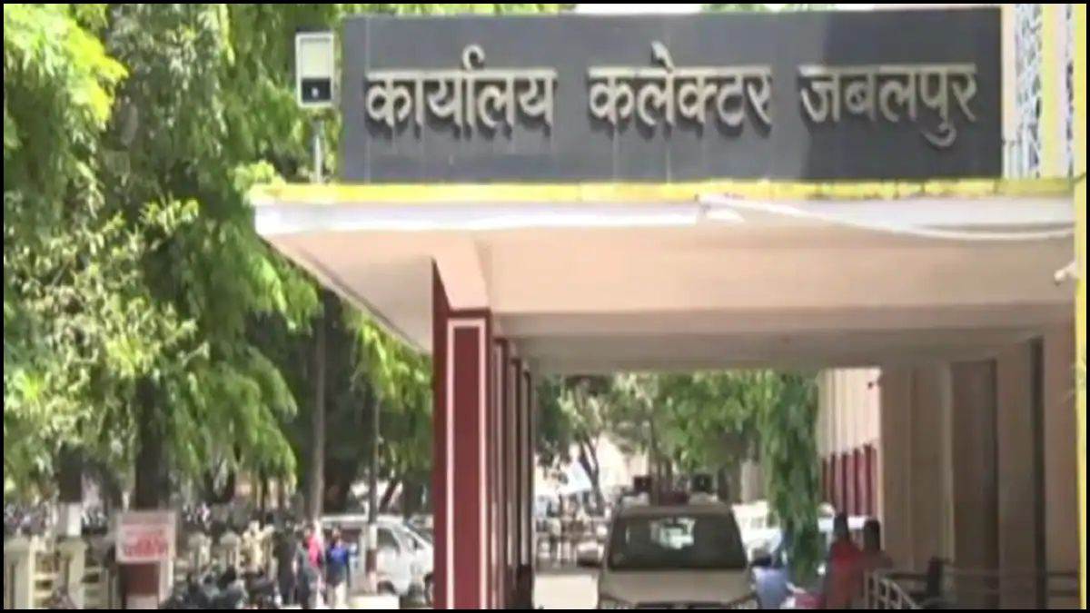 'साहब! तीन माह से नहीं मिला राशन...' MP में महिला ने कलेक्ट्रेट के सामने सुनाई आपबीती