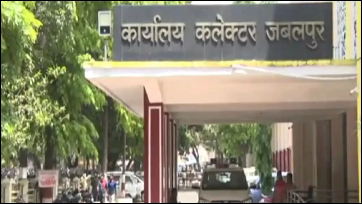 'साहब! तीन माह से नहीं मिला राशन...' MP में महिला ने कलेक्ट्रेट के सामने सुनाई आपबीती