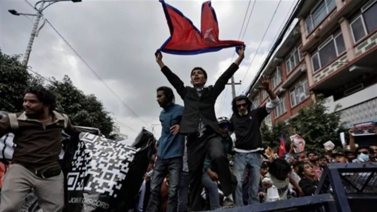 Nepal Violent Protests: हिंसक प्रदर्शन के बाद सरकार ने हटाया सोशल मीडिया बैन, गृह मंत्री ने दिया इस्तीफा