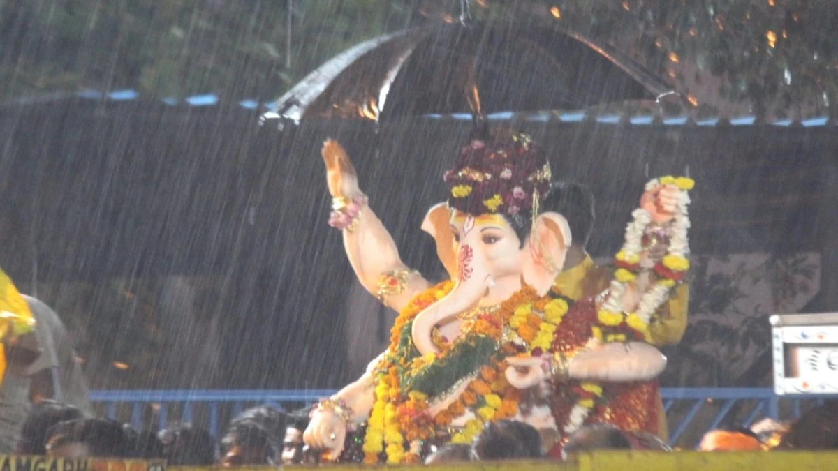 MP में गणेश विसर्जन जुलूस पर पथराव, भोपाल और बुरहानपुर में तनाव; कई गिरफ्तार