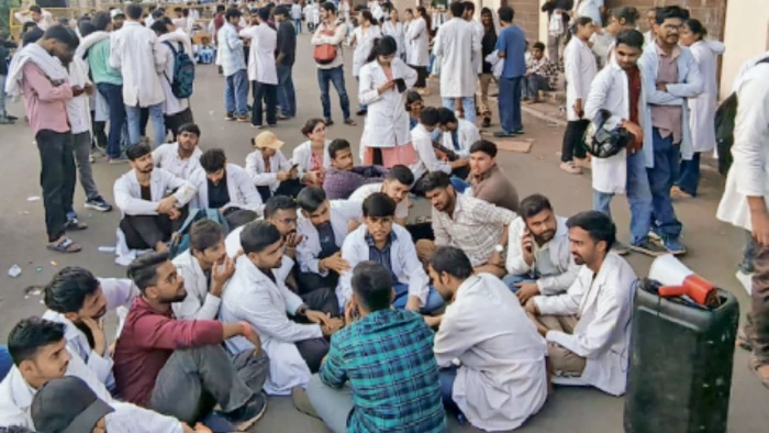 भोपाल में इंटर्न डॉक्टरों का आंदोलन तेज, तीसरे दिन भी धरना जारी, लाठीचार्ज के विरोध में सीनियर डॉक्टर्स भी उतरे