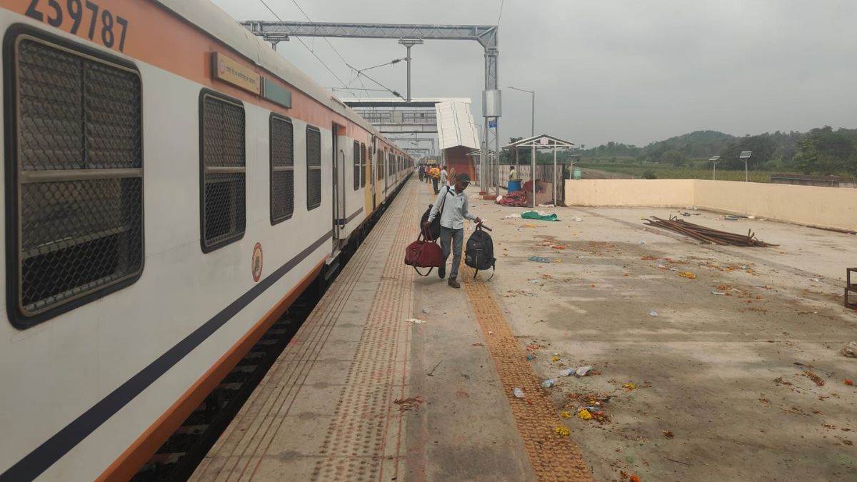 धार के टांडा रोड से गुजरात की ओर चली पहली रेल, सुरक्षा कारणों के चलते मेमू ट्रेन को आलीराजपुर भेजा गया