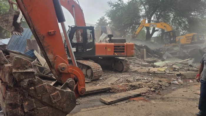 इंदौर में अतिक्रमण हटाने पहुंचे एडिशनल डीसीपी को मारा धक्का, जमीन पर गिरे, 6 युवकों को पकड़ा