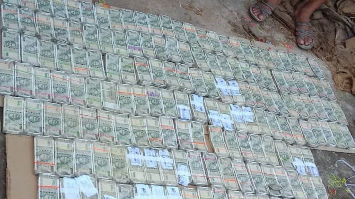 खैर लकड़ी के अवैध कारोबार पर शिकंजा, आरोपी के घर से 81 लाख नकद जब्त