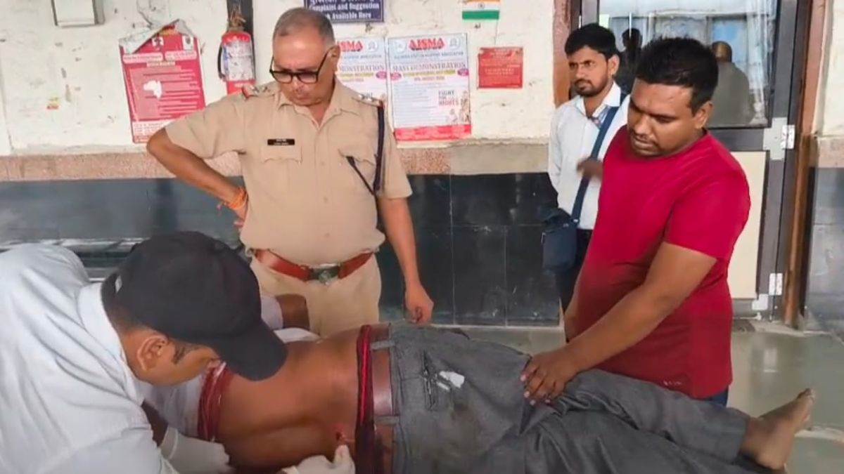 खंडवा में चलती ट्रेन में चढ़ने की कोशिश, फिसला पैर तो ट्रेन-ट्रैक के बीच फंसा यात्री, आरपीएफ जवान ने बचाई जान